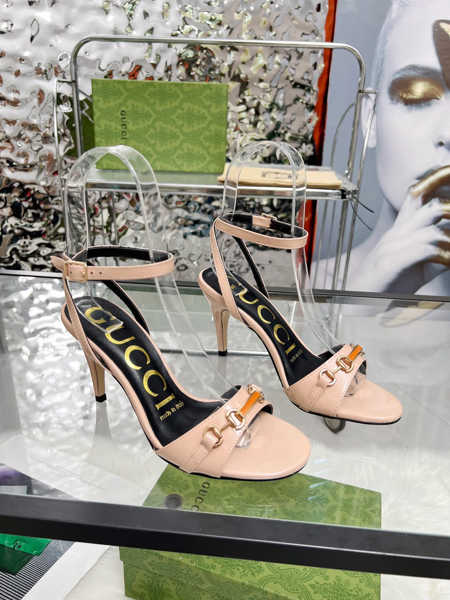 👟👟Ex-factory price 380👟👟 🔥🔥🔥Gucci 2005 new horsebit sandals! High heels are versatile and slimming, and use the original 1:1 hardware! The fabric is made of first-layer cow patent leather! The standard size of the stepping sheep inside is 35/40 (41 can be customized and will not be returned) Color: black, white, meat optional Heel height 3 cm